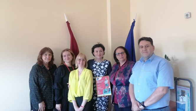 Bulgārijas delegācija viesojas VBTAI (cilvēku grupa stāv pie ES un Latvijas karogiem)