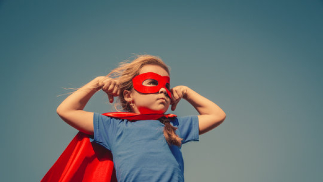 Bērns supervaroņa kostīmā