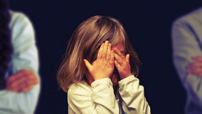 bērns ar aizsegtām acīm