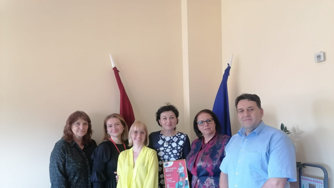 Bulgārijas delegācija viesojas VBTAI (cilvēku grupa stāv pie ES un Latvijas karogiem)