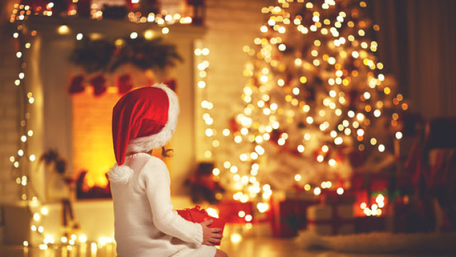 bērns pie svētku egles