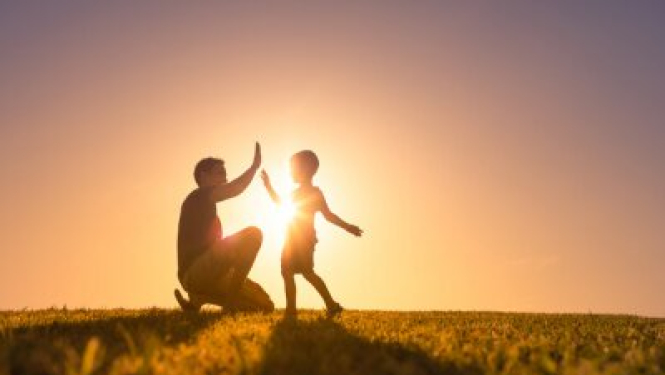 tēvs ar dēlu saulrietā
