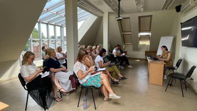 Zāle, kurā notiek seminārs.