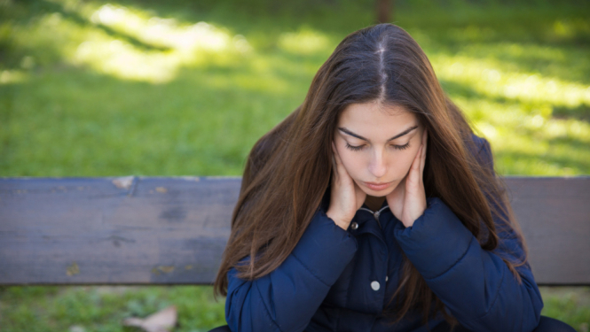 Skumja meitene uz soliņa