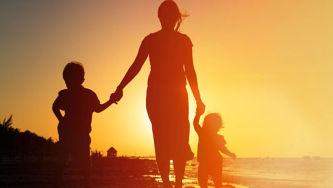 mamma ar diviem bērniem