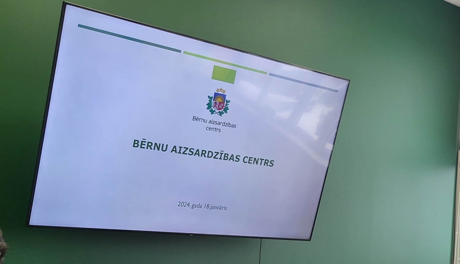 Preses konference ar 4 cilvēku dalību