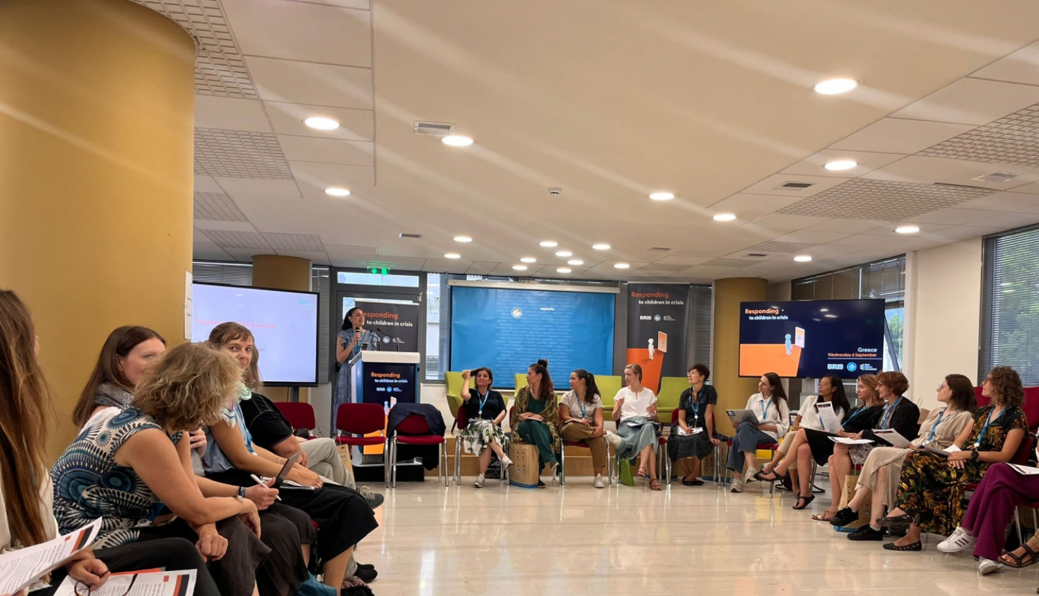 Semināra telpa ar klausītājiem