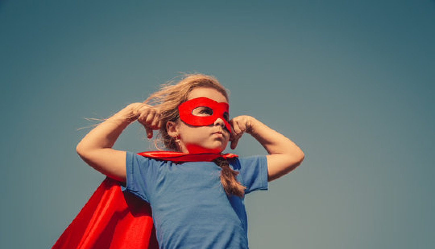 Bērns supervaroņa kostīmā