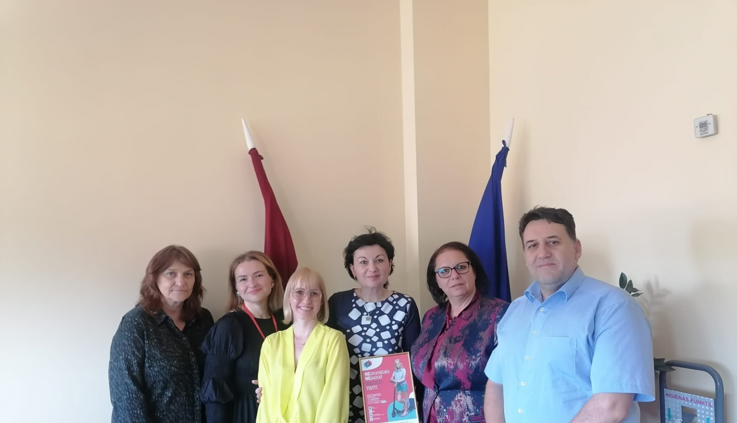 Bulgārijas delegācija viesojas VBTAI (cilvēku grupa stāv pie ES un Latvijas karogiem)