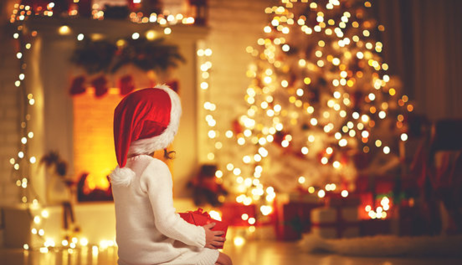 bērns pie svētku egles