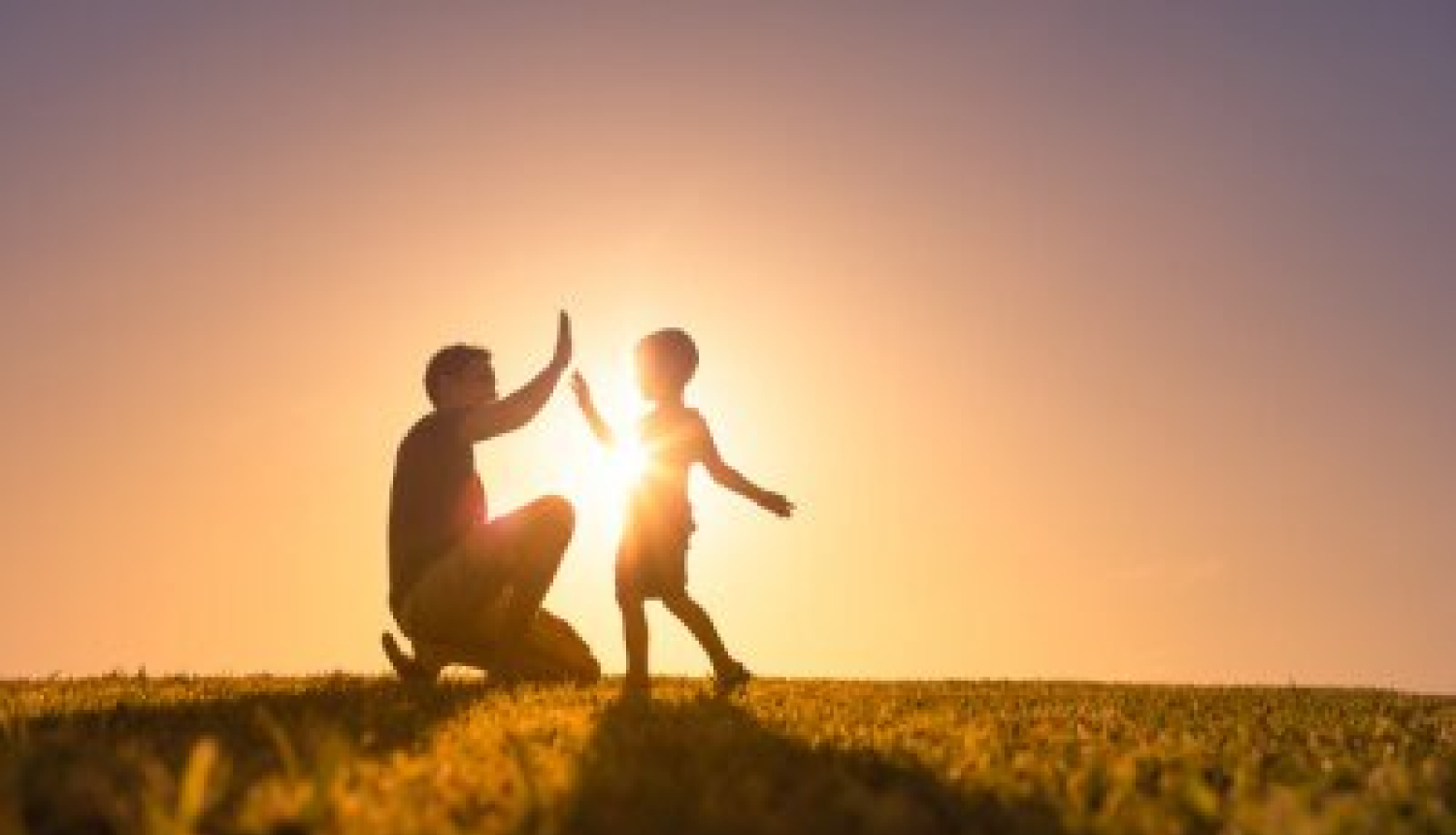 tēvs ar dēlu saulrietā