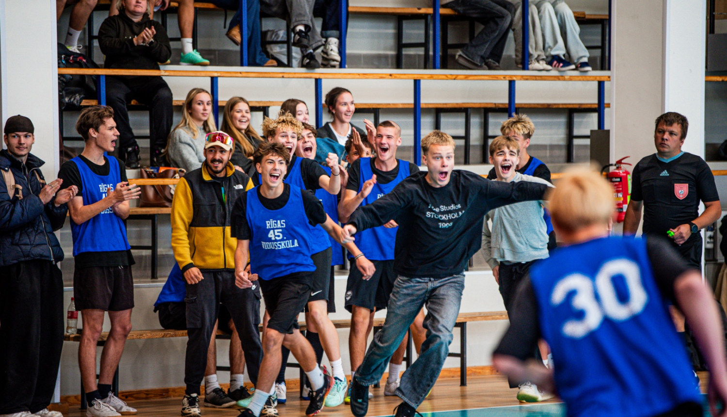 bērni sporta zālē