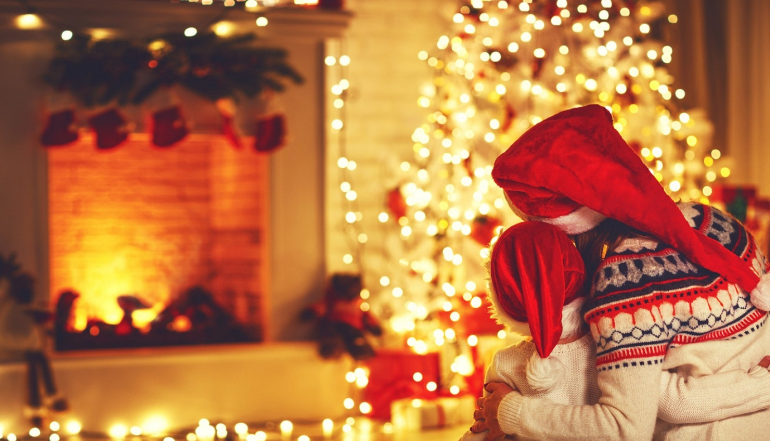 Vecāks ar bērnu pie Ziemassvētku egles