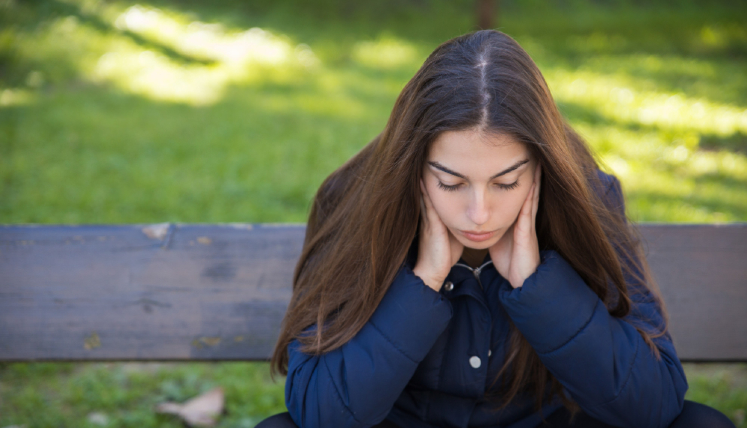 Skumja meitene uz soliņa