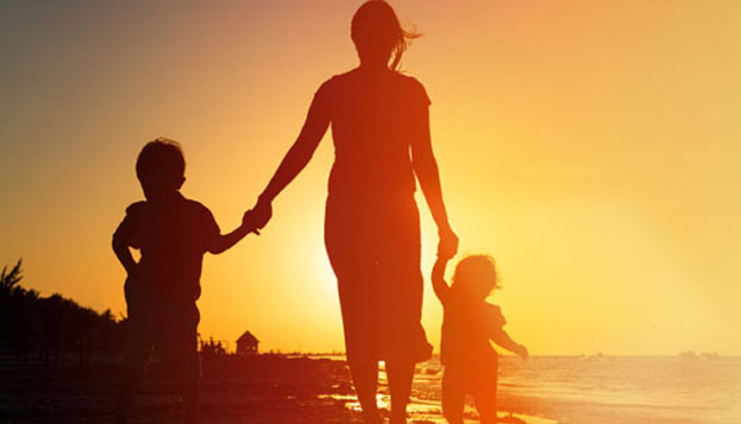 mamma ar diviem bērniem